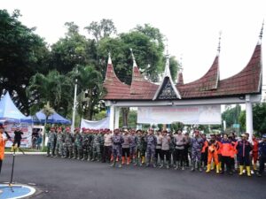 Bupati Tanah Datar, Eka Putra melepas tim ekspedisi Sungai Batang Sigarunggung Gunung Marapi, Sabtu (1/6/2024) di halaman depan gedung