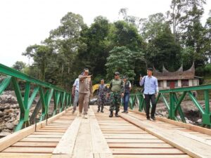 TNI AD sudah memasang lima jembatan bailey di Tanah Datar. Pemasangan ini dilakukan karena jembatan sebelumnya diterjang banjir bandang