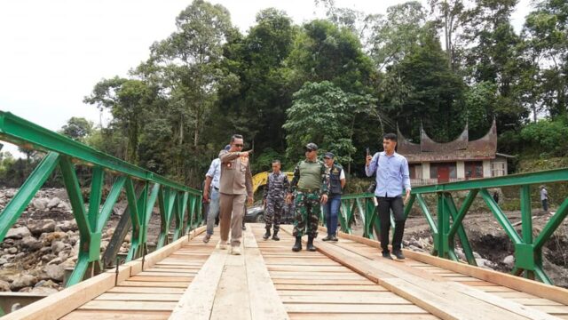 TNI AD sudah memasang lima jembatan bailey di Tanah Datar. Pemasangan ini dilakukan karena jembatan sebelumnya diterjang banjir bandang