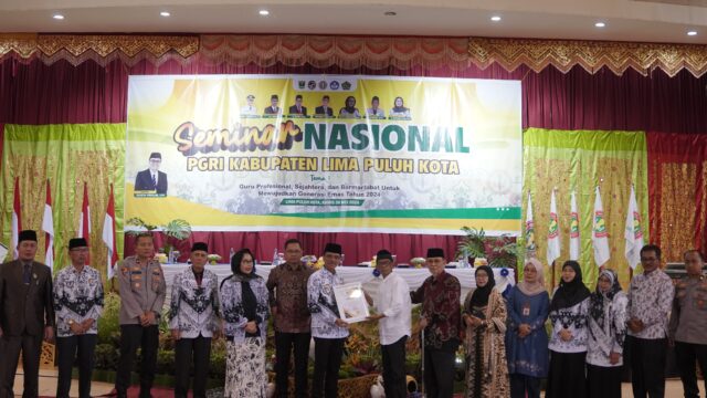 Mantan Kepala Dinas Pendidikan dan Kebudayaan (Kadisdikbud) Limapuluh Kota, Zadry Hamzah Dt Munsaid dan Wali Nagari Situjuah Batua Don Vesky