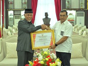 Gubernur Mahyeldi Serahkan Penghargaan untuk Ditlantas Polda dan BPJN Sumbar