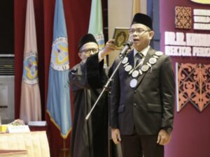 Ketua Majelis Wali Amanat (MWA) Z Mawardi Effendi resmi melanti Krismadinata sebagai Rektor Universitas Negeri Padang (UNP) 2024-2029