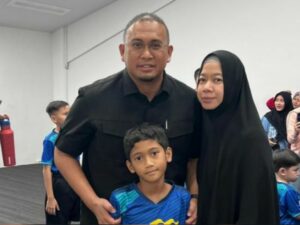 Pencinta tim nasional (Timnas) Indonesia, Andre Rosiade menonton langsung pertandingan Indonesia melawan Irak pada laga kualifikasi Piala Dunia 2026 di Stadion Utama Gelora Bung Karno (SUGB)