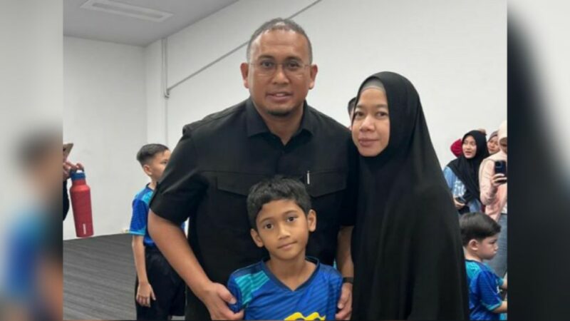 Pencinta tim nasional (Timnas) Indonesia, Andre Rosiade menonton langsung pertandingan Indonesia melawan Irak pada laga kualifikasi Piala Dunia 2026 di Stadion Utama Gelora Bung Karno (SUGB)