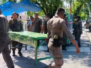 Satpol PP Padang melakukan penertiban terhadap sejumlah pedagang kaki lima (PKL) yang berjualan di atas trotoar di Jalan Pattimura pada Senin (10/6/2024).