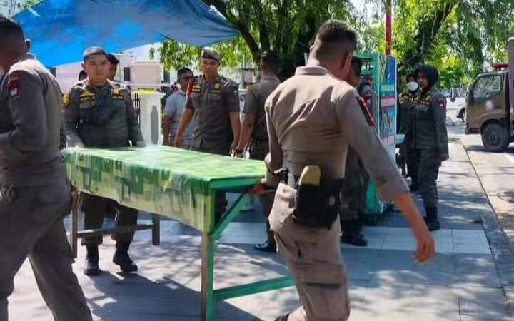 Satpol PP Padang melakukan penertiban terhadap sejumlah pedagang kaki lima (PKL) yang berjualan di atas trotoar di Jalan Pattimura pada Senin (10/6/2024).