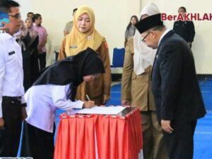 Bupati Agam, Andri Warman melantik dan menyerahkan Surat Keputusan tentang pengangkatan Pegawai Pemerintah dengan Perjanjian Kerja (PPPK)