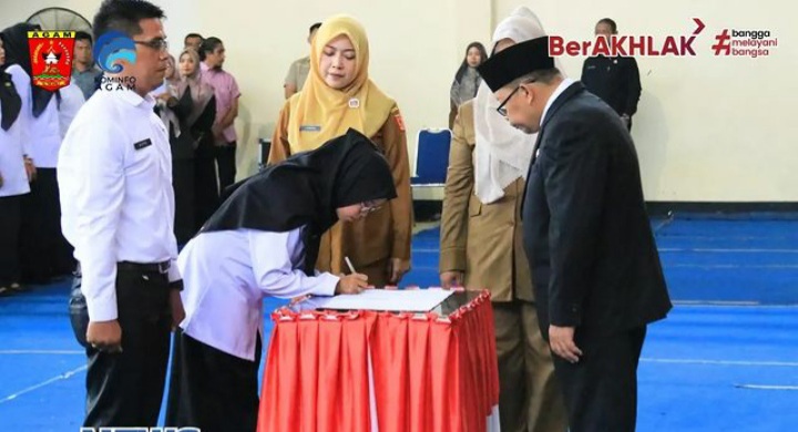 Bupati Agam, Andri Warman melantik dan menyerahkan Surat Keputusan tentang pengangkatan Pegawai Pemerintah dengan Perjanjian Kerja (PPPK)