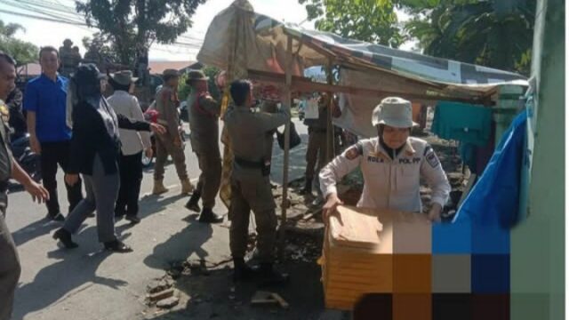 Satpol PP kembali melakukan penertiban terhadap pedagang kaki lima (PKL) yang berjualan menggunakan badan jalan dan trotoar di Tunggul Hitam