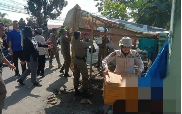 Satpol PP kembali melakukan penertiban terhadap pedagang kaki lima (PKL) yang berjualan menggunakan badan jalan dan trotoar di Tunggul Hitam