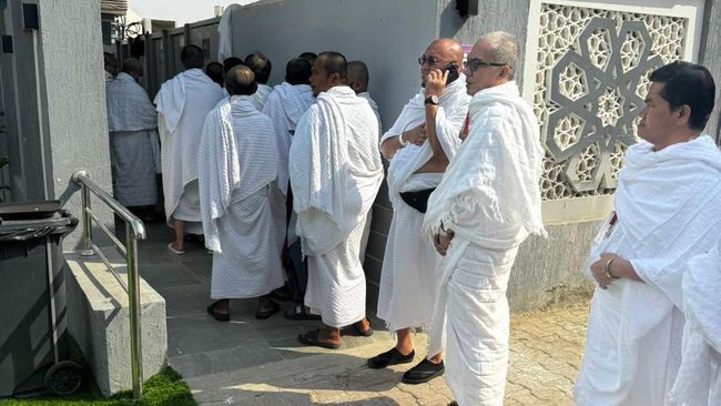 Persoalan tenda tidak hanya terjadi pada jemaah haji reguler. Jemaah haji yang berangkat lewat jalur furoda VIP juga terpaksa tidur di lorong