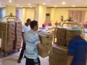 Anggota DPR RI Komisi VI Andre Rosiade memenuhi janjinya memberikan paket makanan kepada jemaah haji asal Sumatra Barat. Sebanyak 400 paket