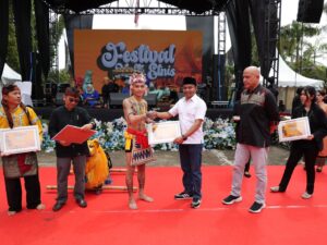 Festival kesenian dari berbagai etnis di Sumatra Barat (Sumbar) tahun ini digelar di Taman Melati, areal Museum Adityawarman, Sabtu