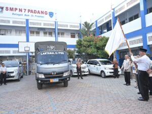 Gubernur Lepas Bantuan untuk Pelajar Terdampak Galodo di Agam dan Tanah Datar