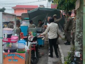 Satpol PP Padang melakukan penertiban terhadap PKL yang berjualan di atas trotoar dan bahu jalan di Surau Gadang, Kecamatan Nanggalo