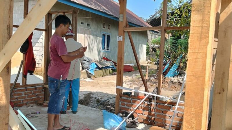 YBM PLN Pasang Listrik Baru untuk Rumah Nenek Nurbaina