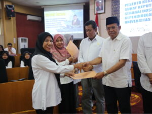 Rektor UNP Serahkan SK Kepada 92 Pegawai PPPK Dosen dan Tendik