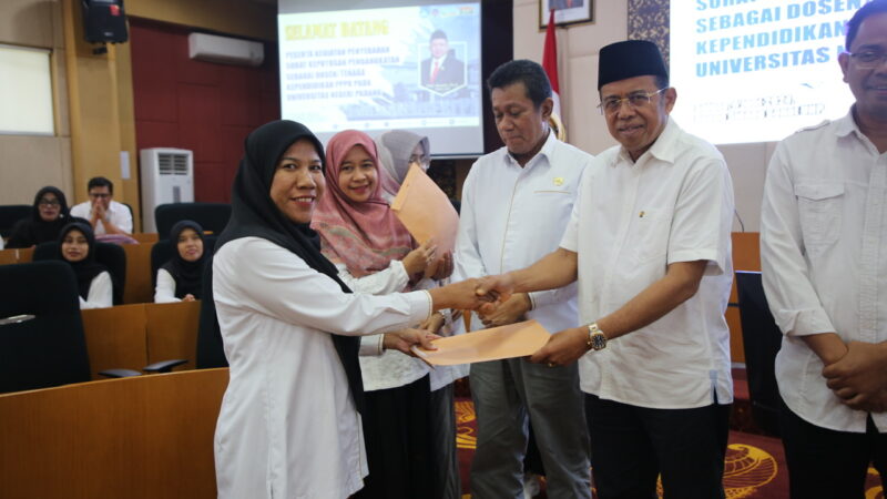 Rektor UNP Serahkan SK Kepada 92 Pegawai PPPK Dosen dan Tendik