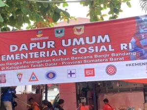 Puluhan ribu nasi bungkus sudah disalurkan dari dapur umum yang ada di posko utama tanggap darurat Tanah Datar sejak Senin lalu (13/5/2025).