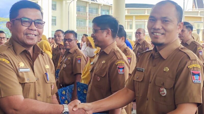 Semester Pertama 2024, Pemko Padang Beri Penghargaan 10 ASN Berkinerja Baik