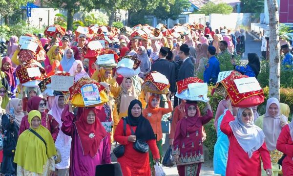 Hari Ulang Tahun (HUT) ke-31 perpindahan ibu kota Kabupaten Agam dari Bukittinggi ke Lubuk Basung disemarakkan dengan adanya arak-arakan ratusan bundo kanduang sambil manjujuang