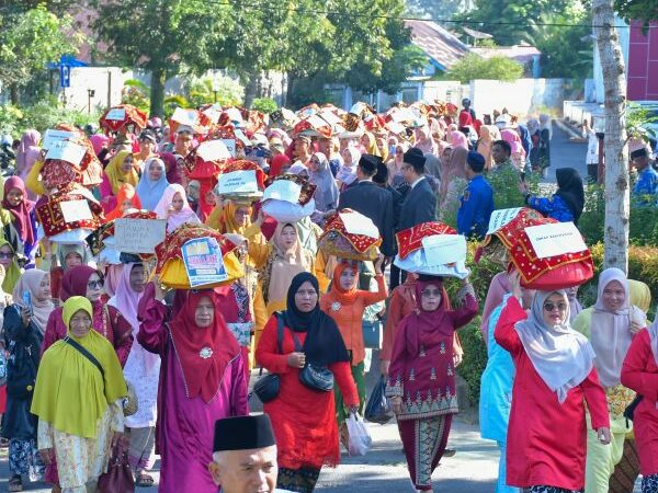 Hari Ulang Tahun (HUT) ke-31 perpindahan ibu kota Kabupaten Agam dari Bukittinggi ke Lubuk Basung disemarakkan dengan adanya arak-arakan ratusan bundo kanduang sambil manjujuang