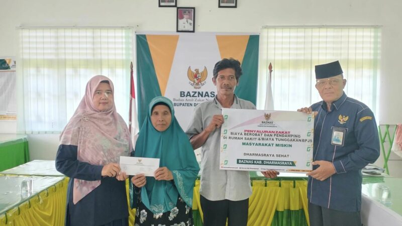 Baznas Dharmasraya menyalurkan zakat untuk bantuan biaya berobat dan pendampingan di rumah sakit dalam program Dharmasraya Sehat.