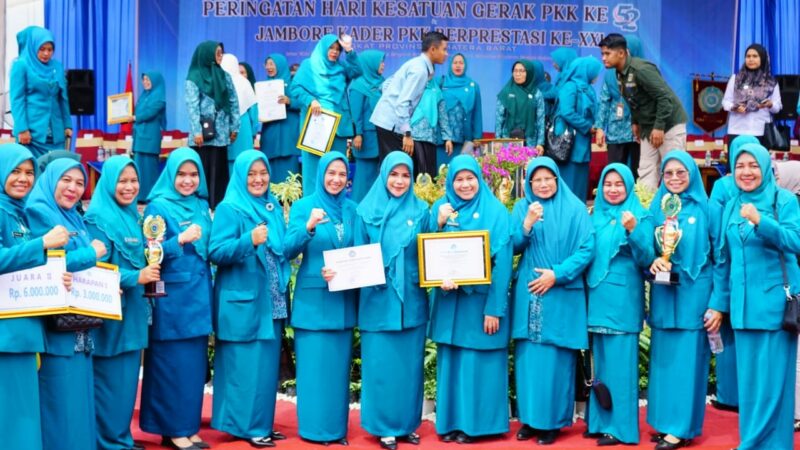 Ketua TP PKK Kabupaten DHarmasraya, Dewi Sutan Riska, Ketua DW Dharmasraya, Syafni Adlisman menghadiri acara Peringatan Hari Kesatuan