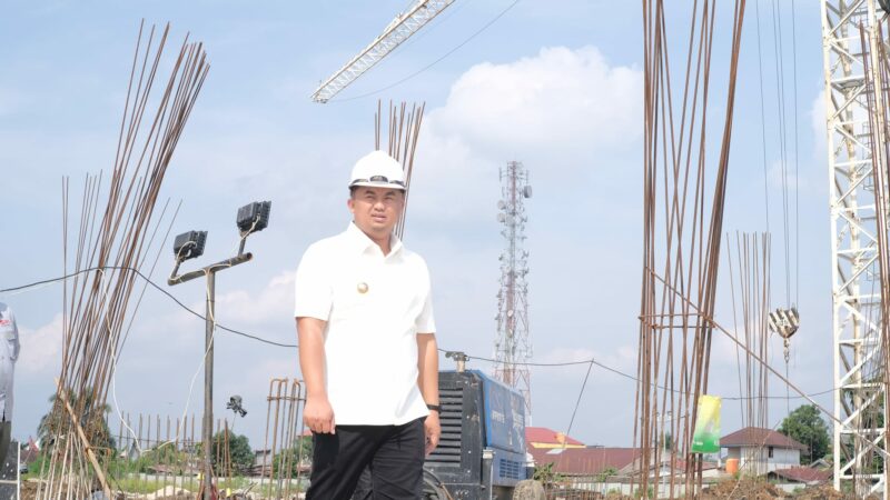 Bupati Dharmasraya Sutan Riska Tuanku Kerajaan didampingi Asisten Sekretaris Daerah bidang Administrasi Perekonomian dan Pembangunan