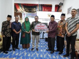 Pewaris Kerajaan Pagaruyung Serahkan Bantuan untuk Korban Bencana Tanah Datar