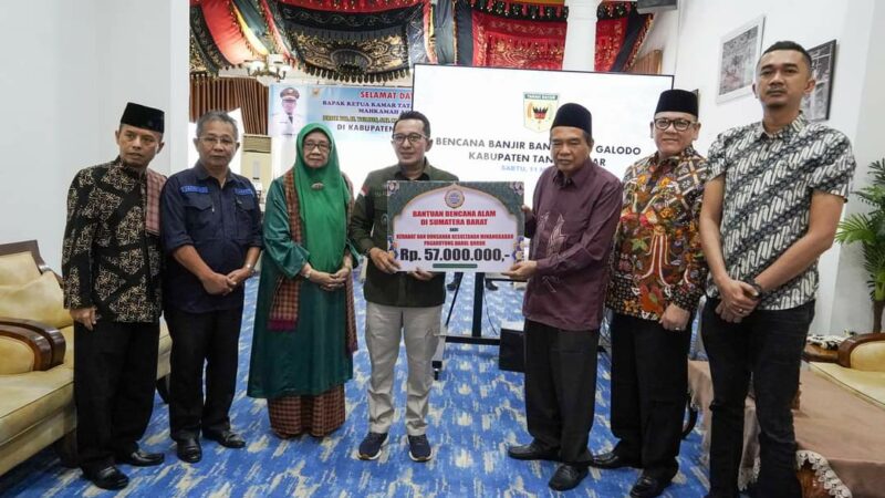 Pewaris Kerajaan Pagaruyung Serahkan Bantuan untuk Korban Bencana Tanah Datar