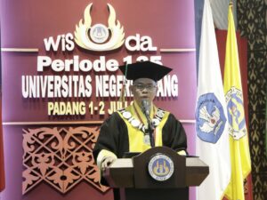 Wisuda ke 135 UNP, Rektor: Tumbuhkan Kepekaan ke Masyarakat