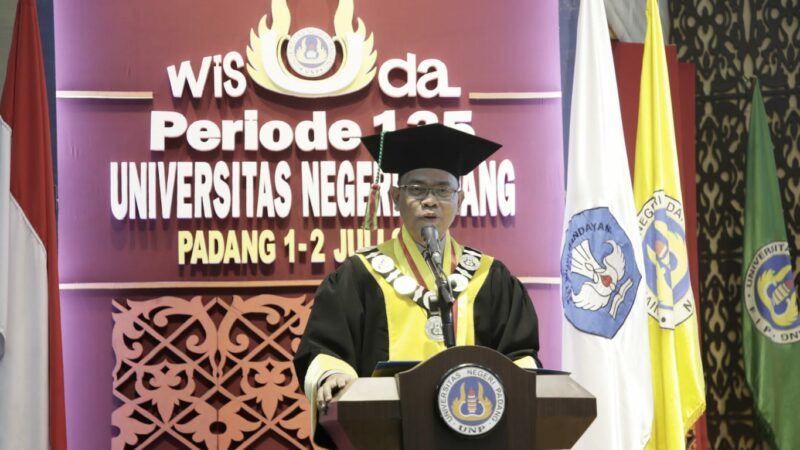 Wisuda ke 135 UNP, Rektor: Tumbuhkan Kepekaan ke Masyarakat