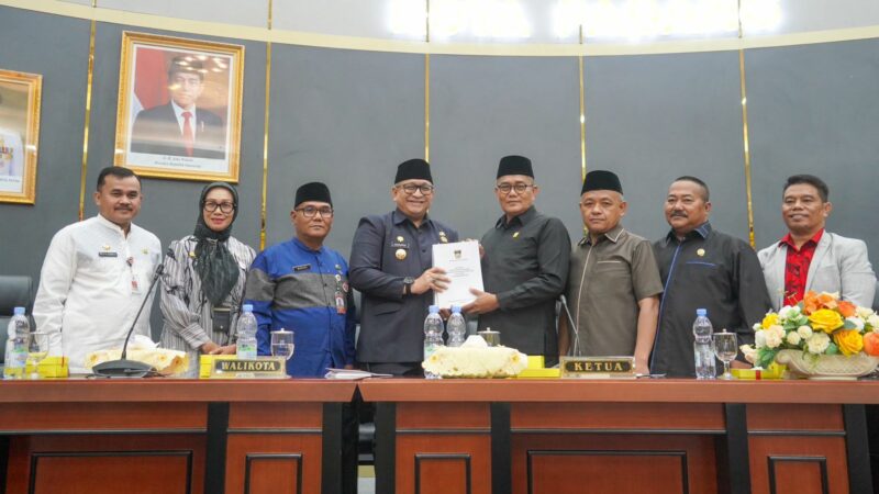 Sampaikan KUA-PPAS APBD 2025, Pemko Padang Targetkan Pendapatan Rp2,62 Triliun