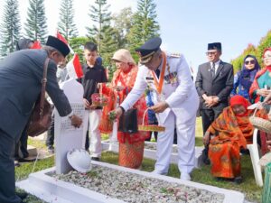 Pj Wako Padang Ziarah ke Makam Pahlawan, Tutup Rangkaian Peringatan Gugurnya Bagindo Aziz Chan