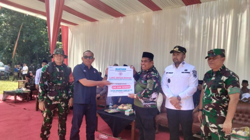 Dukung TMMD di Padang Pariaman, Semen Padang Serahkan 1 Unit Bedah Rumah dan Semen 250 Zak