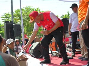 Spontan, Gubernur Mahyeldi Bagikan Reward Masyarakat yang Peduli Kebersihan Lingkungan