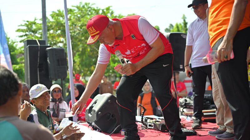 Spontan, Gubernur Mahyeldi Bagikan Reward Masyarakat yang Peduli Kebersihan Lingkungan