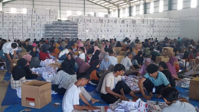 Komisioner KPU Padang, Arset Kusnadi mengatakan, bahwa semua logistik untuk PSU DPD RI harus sampai maksimal satu hari sebelum pelaksanaan,