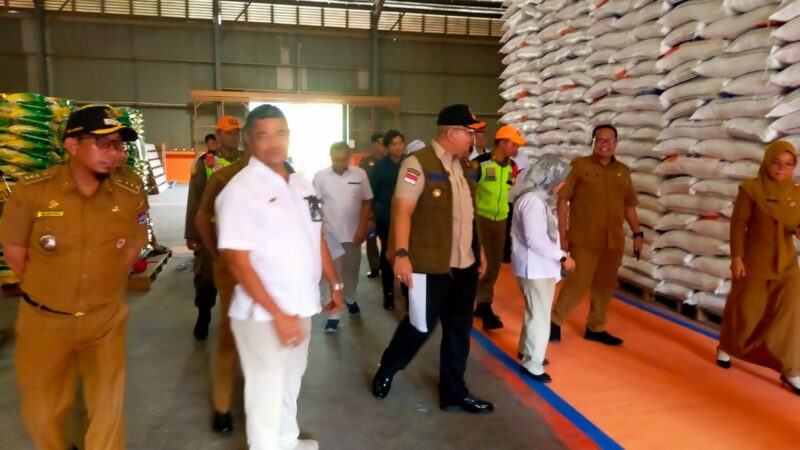 Penjabat (Pj) Wali Kota Padang Andree Algamar meninjau kecukupan ketersediaan pangan di gudang utama Bulog Sumbar di Jalan Sutan Syahril,