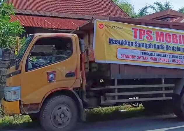 Dinas Lingkungan Hidup (DLH) Kota Padang menyediakan TPS Mobile yang bertujuan memudahkan masyarakat untuk membuang sampah di pagi hari.