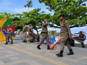 Satpol PP Kota Padang menertibkan pedagang kaki lima (PKL) yang berjualan di depan Lapau Panjang Cimpago (LPC), Pantai Padang,