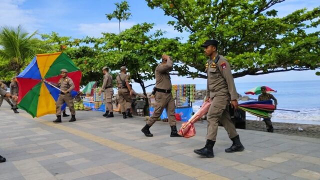 Satpol PP Kota Padang menertibkan pedagang kaki lima (PKL) yang berjualan di depan Lapau Panjang Cimpago (LPC), Pantai Padang,