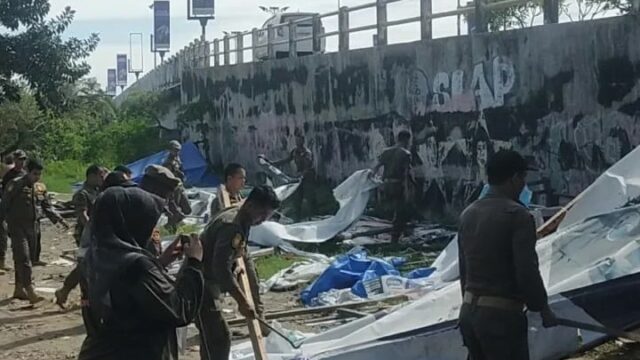 Satpol PP Padang membongkar empat lapak PKL dan dan satu bangunan liar di kawasan Pantai Padang, tepatnya dibawah jembatan Danau Cimpago,