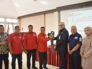 Pj Wali Kota Padang, Andree Algamar menyerahkan bantuan 12 sepeda motor dan dua ambulans untuk mengoptimalkan mobilitas PMI Kota Padang.
