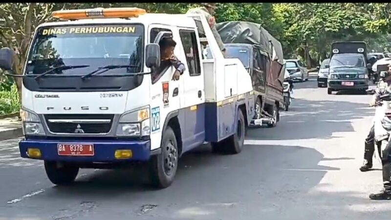 Dishub Padang menderek sejumlah mobil yang parkir bukan pada tempatnya pada Senin (8/7/2024). Hal ini dilakukan Dishub untuk memberikan efek