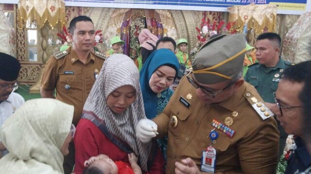 Pj Wali Kota Padang, Andree Algamar resmi melaunching gerakan perlindungan bagi anak usia 0-7 tahun dari penyakit polio. Kegiatan ini