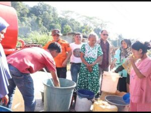 BPBD Kota Padang melakukan pendistribusian air bersih untuk warga. Hal itu menyikapi sejumlah wilayah yang mengalami