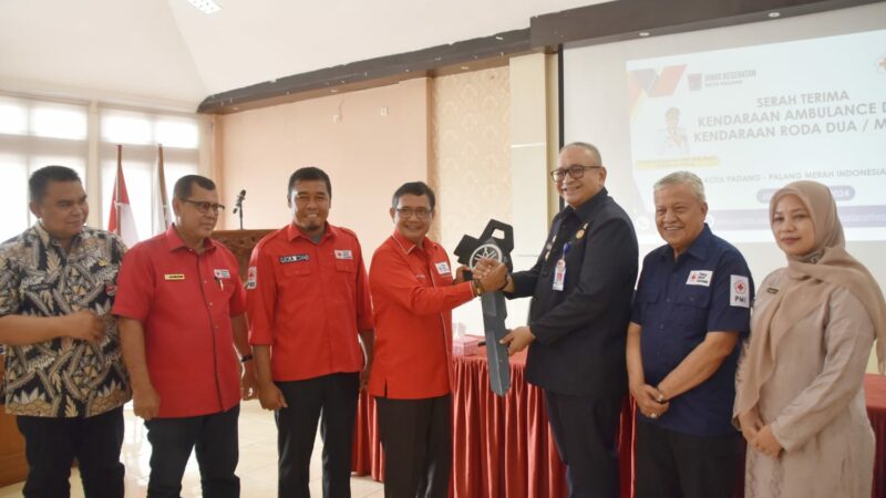 Pj Wali Kota Padang, Andree Algamar menyerahkan bantuan 12 sepeda motor dan dua ambulans untuk mengoptimalkan mobilitas PMI Kota Padang.