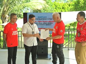 Gubernur Sumbar, Mahyeldi Ansharullah menyerahkan Surat Keputusan (SK) pinjam pakai Stadion GOR Haji Agus Salim sebagai homebase Semen Padang